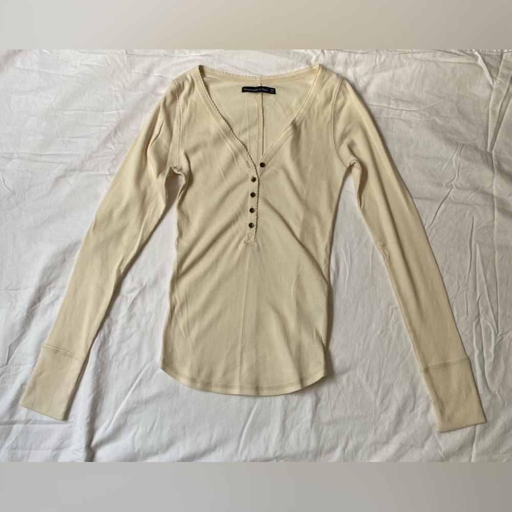 ABERCROMBIE & FITCH • Long Sleeve T-Shirt • Cream/Ivory • EUC • XS